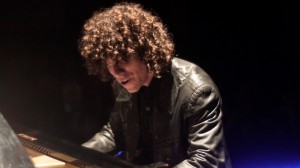 Anne Diamond interviews the Pianist with the Hair